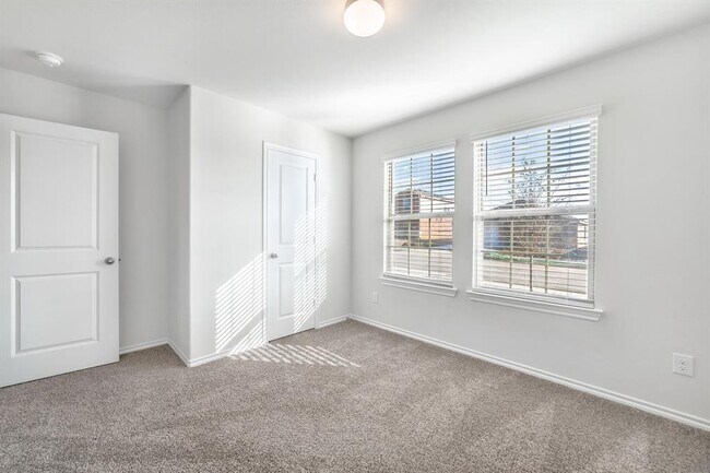 Building Photo - 913 Alton Dr
