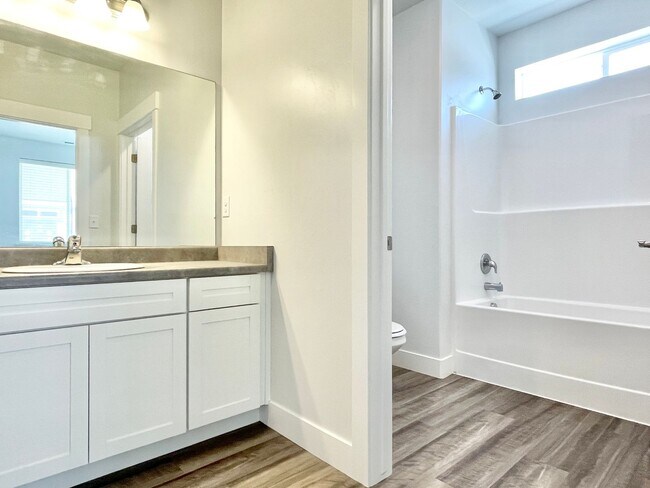 Building Photo - Spacious Condo Near Primary Children’s Hospital!