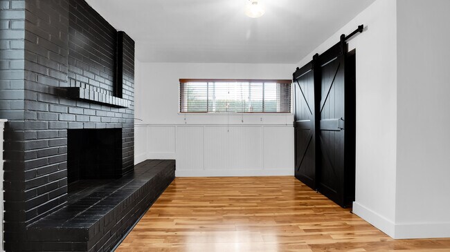 Building Photo - 8325 SW Terwilliger Blvd