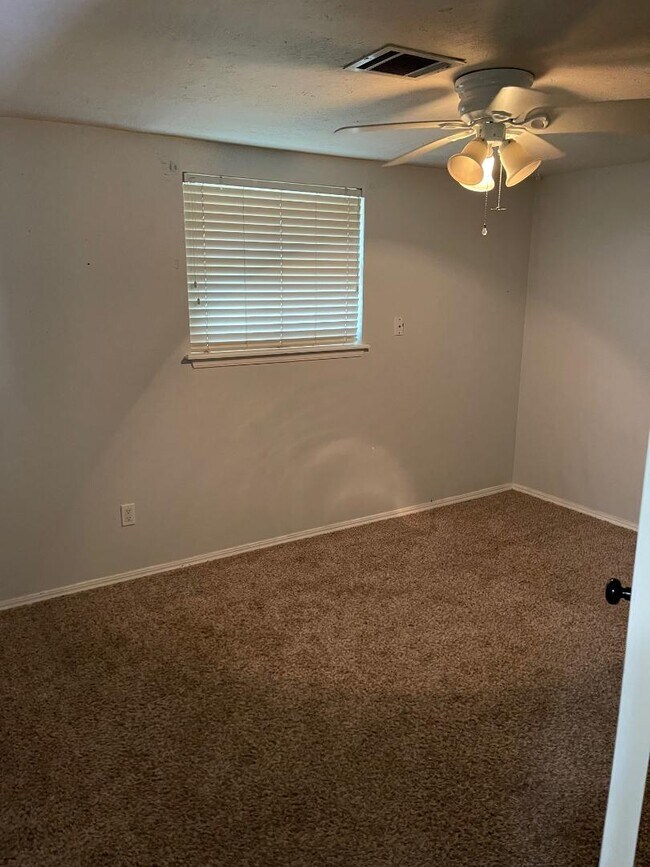 Building Photo - 7204 N Norman Rd