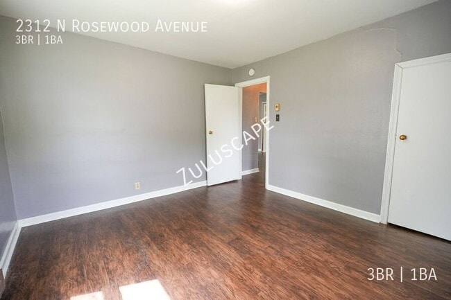 Building Photo - 2312 N Rosewood Ave
