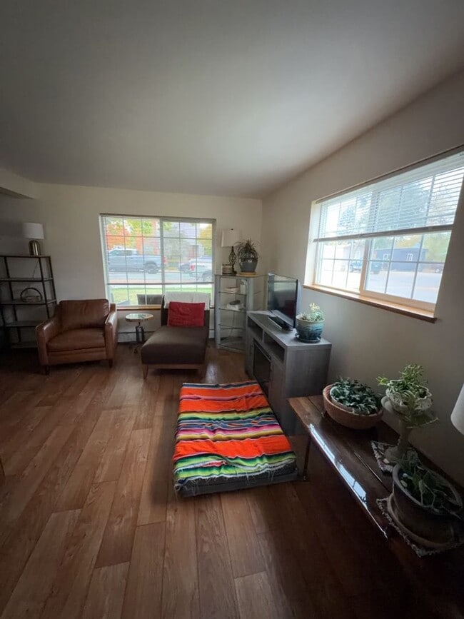 Building Photo - 3 bedrooms, 1.5 bath Home with a Garage!