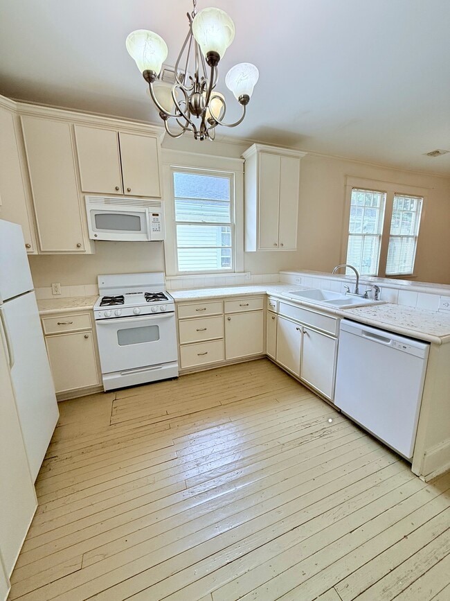 Building Photo - 2433 Palmer Ave