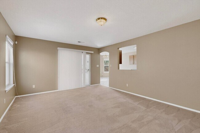 Building Photo - West Side 2/story 3 Bedroom 2.5 Bath 1605/sf 2/CG