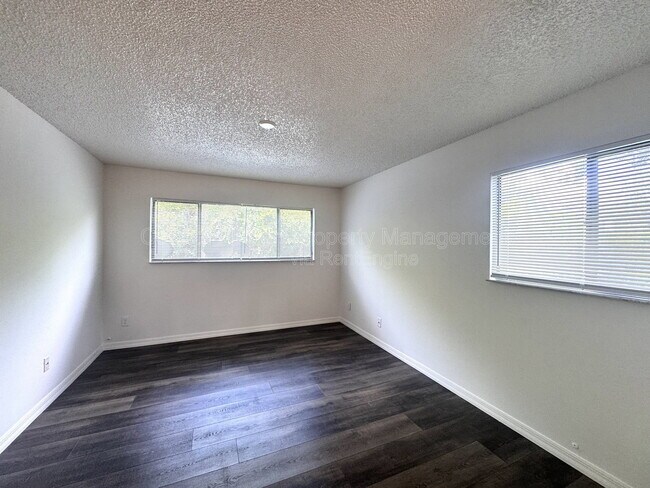 Building Photo - 2452 Oak Park Way