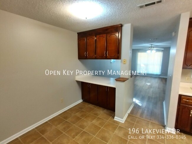 Building Photo - Spacious 2 bedroom, 1.5 bath townhouse in ...