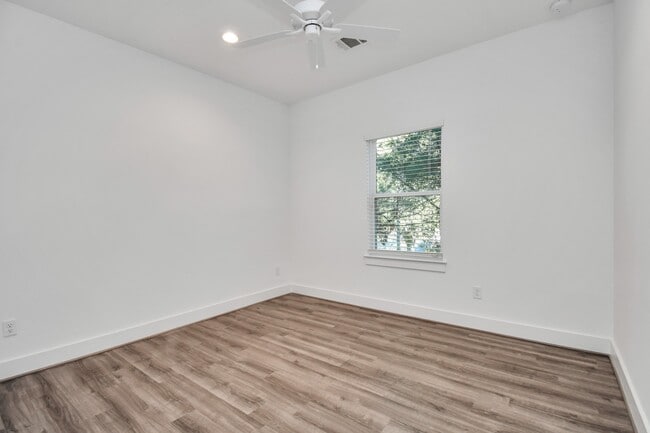 Building Photo - 9020 Laverne Laurel Ln