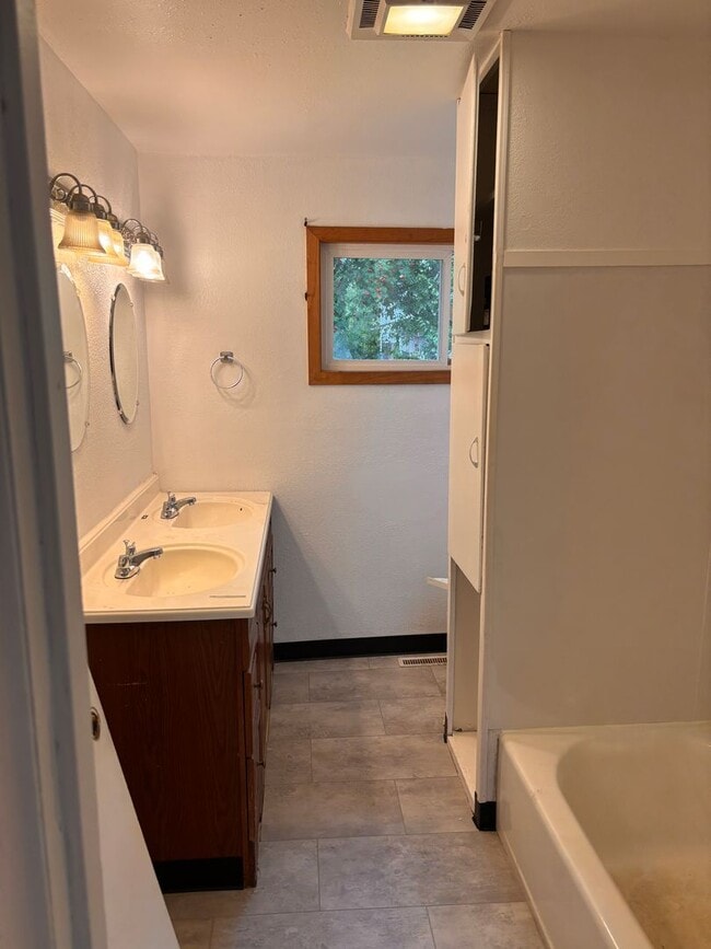 Building Photo - Charming 3-Bedroom Home in Anchorage