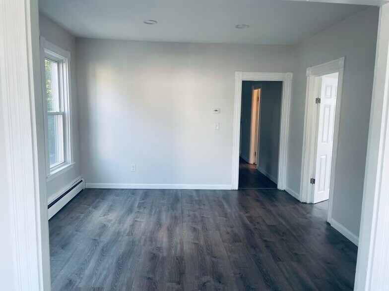 Building Photo - 14 Thorndike St