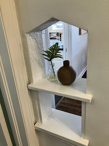 charming shelving built-in - 9100 Grandview Ave