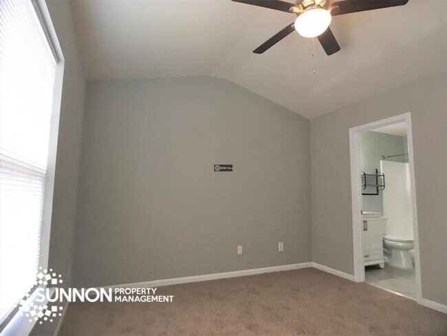 Building Photo - Updated 2 Bed, 2.5 Bath Townhome!