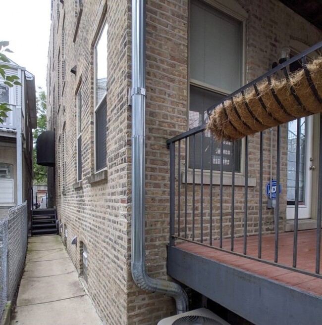 Building Photo - 1222 W Hubbard St