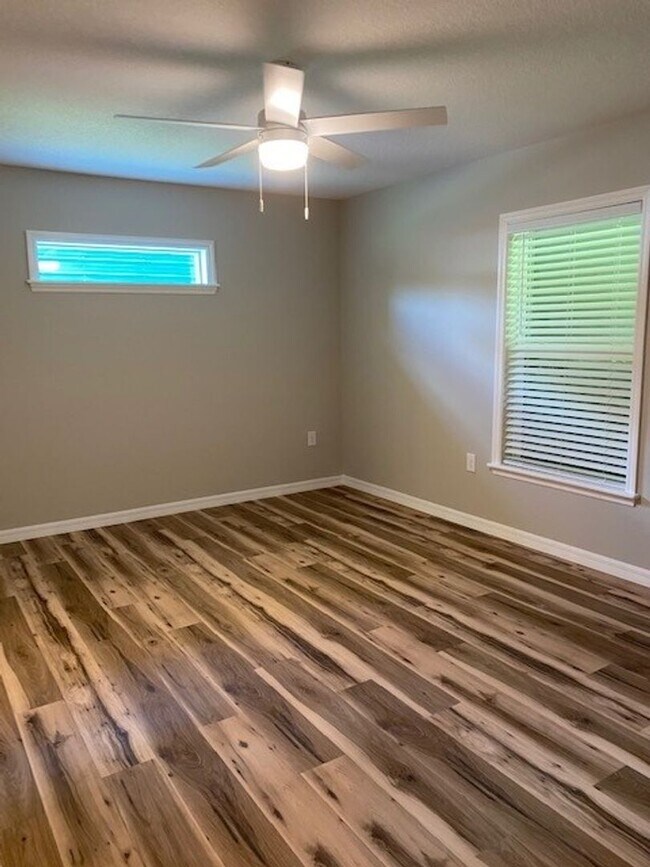 Building Photo - Perfect for roomates