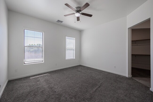 Building Photo - 1409 E Shangri La Rd