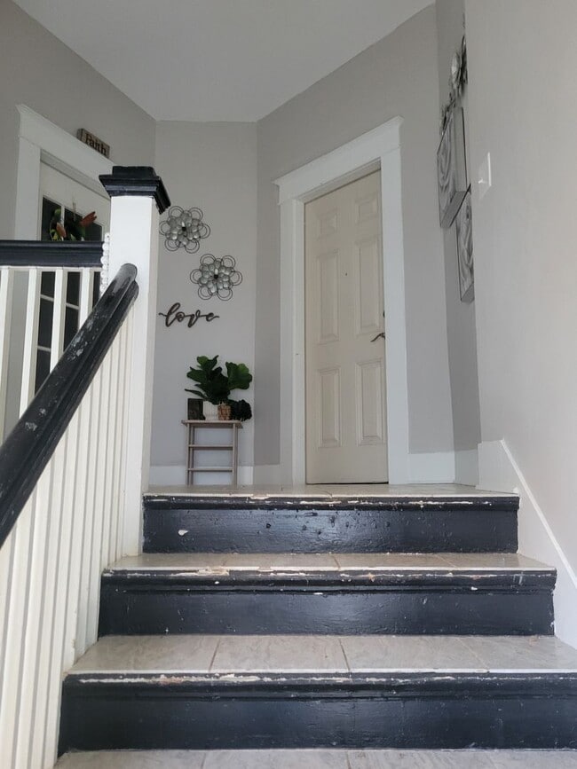 Building Photo - Fairfield Historic District - 1 Bed 1 Bath Apartment - Appliances included!