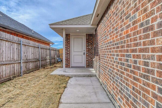 Building Photo - Beautiful Newer Construction Home!