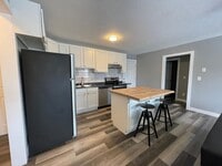Building Photo - BACK-TO-SCHOOL SPECIAL!  Move in with just a $500 Security Deposit! Private Furnished Bedroom Acr...