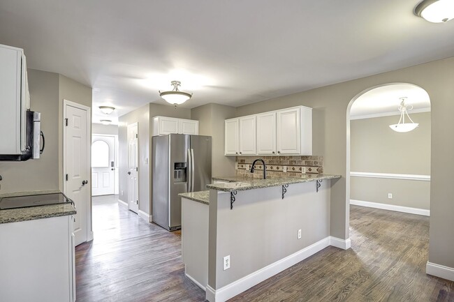 Building Photo - 3 Bedroom Home with Large Fenced in Yard, 2 Car Garage & Bonus Room!