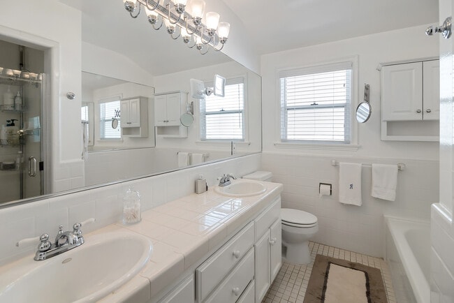 Building Photo - 458 S Bedford Dr