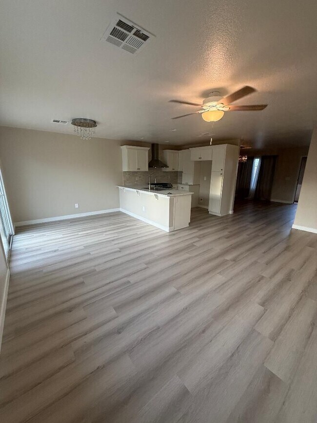 Building Photo - FOR RENT – Spacious 5 Bed / 3 Bath Home in Calexico!