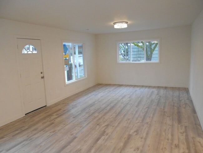 Building Photo - Completely Remodeled Home in Vibrant Sellw...