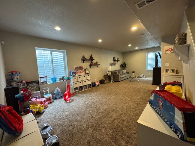 Building Photo - 3 Bedroom, 4 Bathroom Home on a Corner Lot...