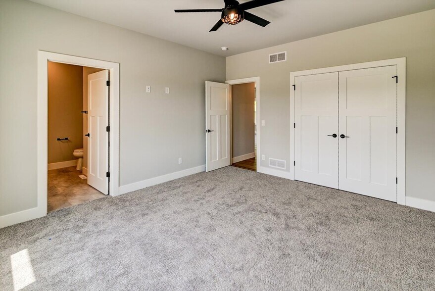 Building Photo - 2900 Blue Grass Dr