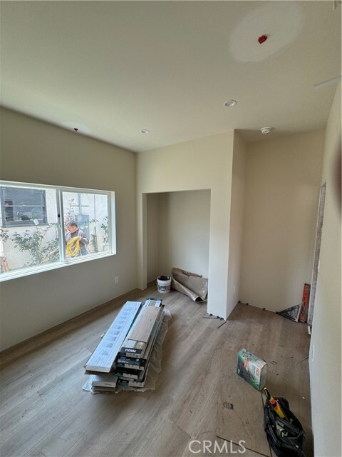 Building Photo - 925 W Maple Ave