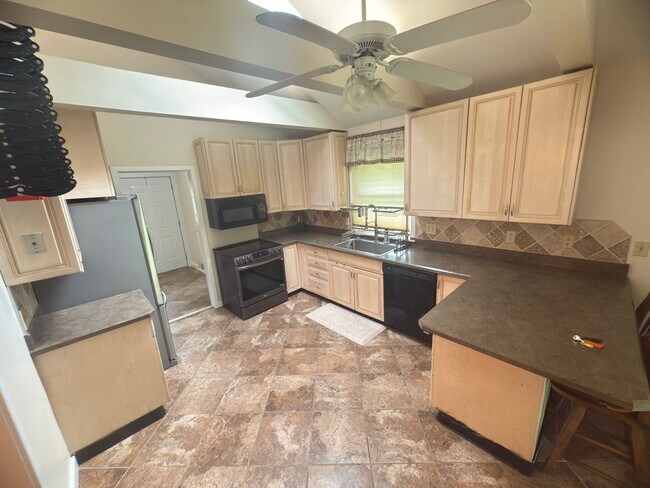 Building Photo - Charming 3-Bedroom Home + Bonus Room in Prime Niskayuna Location!