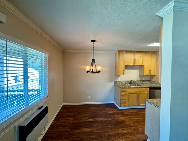 Building Photo - Nice Upper End Unit with Inside Laundry!  ...