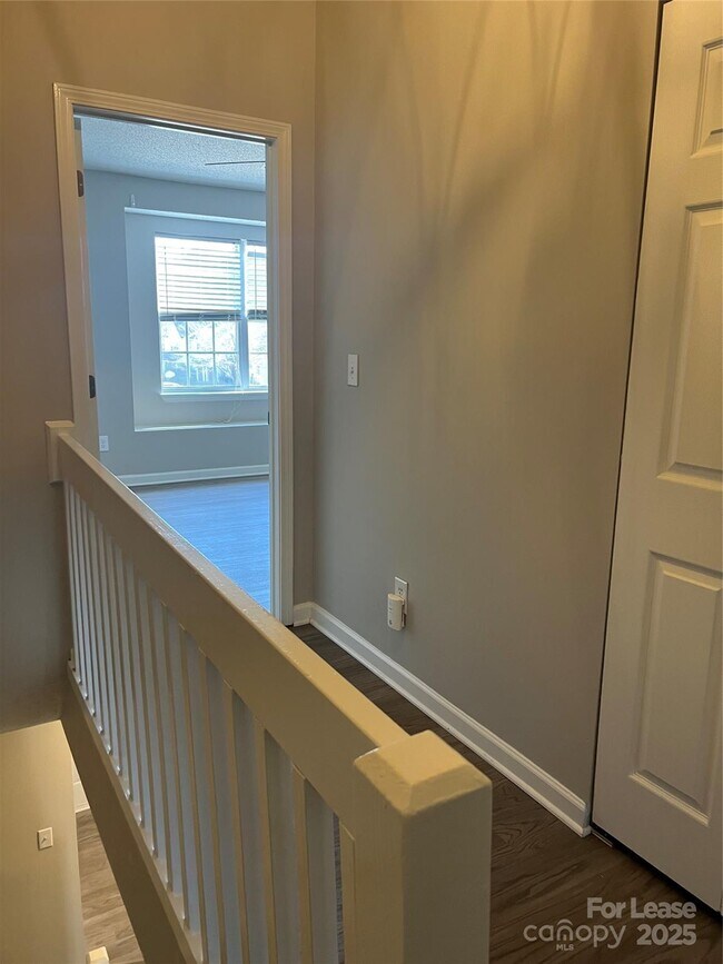 Building Photo - 6075 Cougar Ln