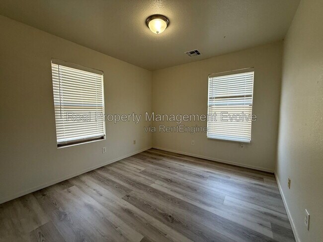 Building Photo - 9503 N 82nd Ln