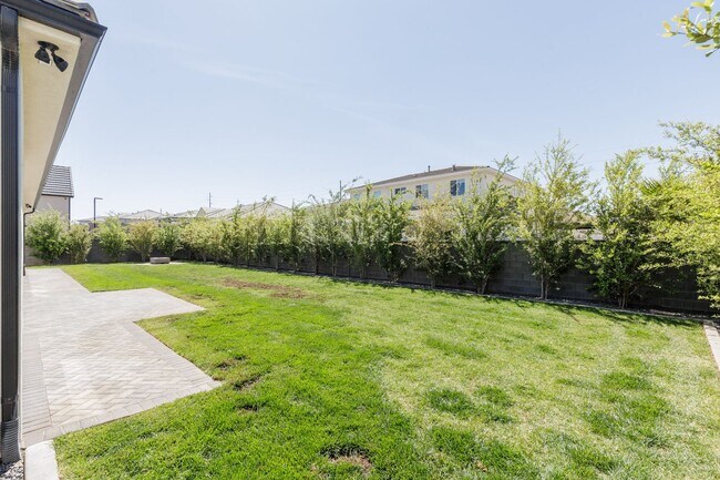 Building Photo - Gorgeous 5 bed | 3.5 bath |  Custom Home with RV Garage in Tonaquint!