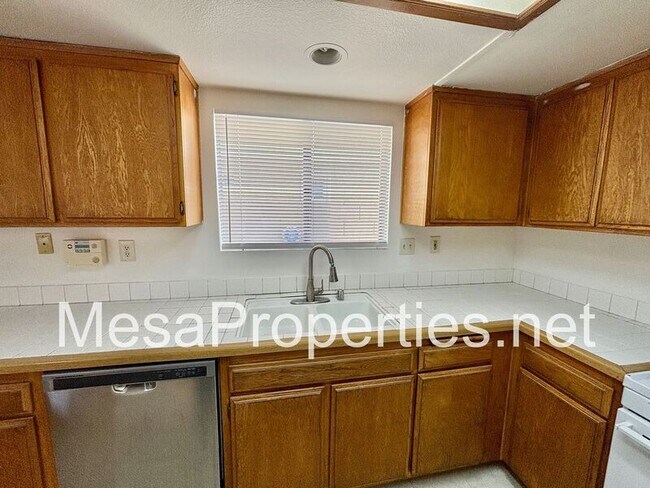 Building Photo - 1584 Sycamore Ln