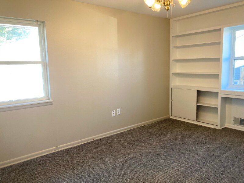 Building Photo - 612 W Matthews St