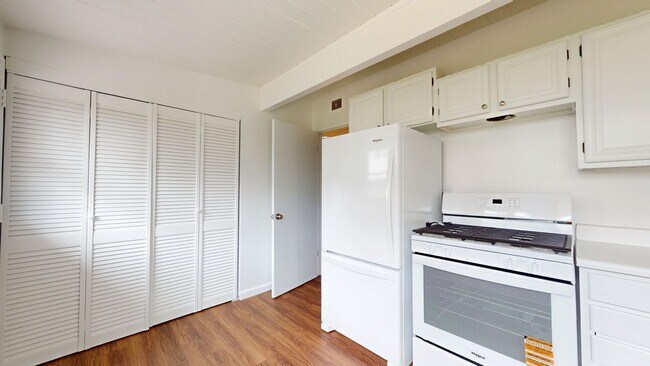 Building Photo - Spacious 3 Bedroom Home Available for Long...