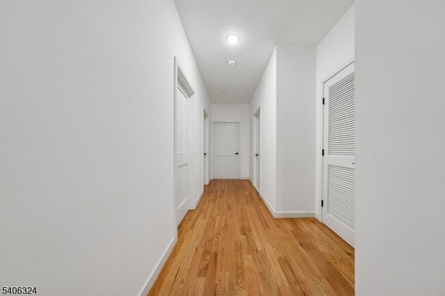 Building Photo - 52 James St