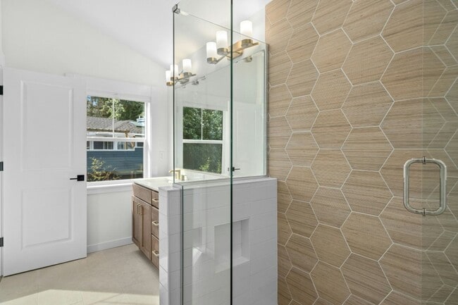 Building Photo - 3bd/2.75ba Redmond Home