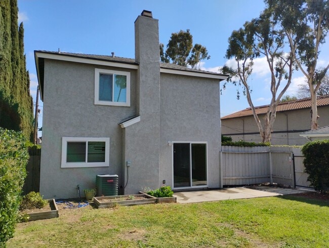 Building Photo - Like new 4 BR/3 Full Baths