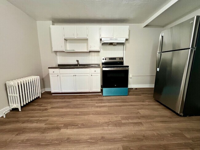 Building Photo - 3-Bedroom + Bonus Room | 1-Bath End-of-Row Townhome in Norristown – Available Now!