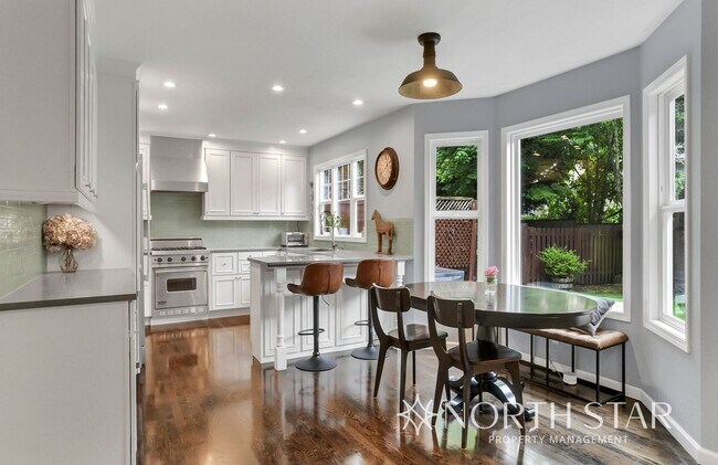 Building Photo - $1000 Off First Months Rent in Lake Oswego