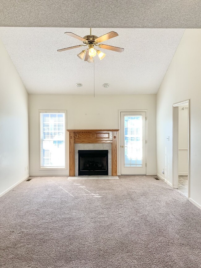 Building Photo - Charming 3 Bed, 2.5 Bath Home in Clarksvil...