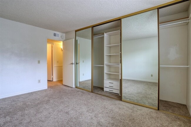 Building Photo - 8555 S Fairmount Dr