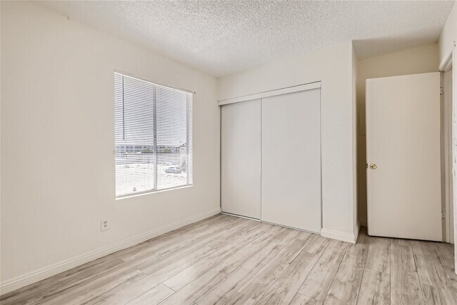 Building Photo - Stunning Recently Updated, 2 Bedroom Unit!
