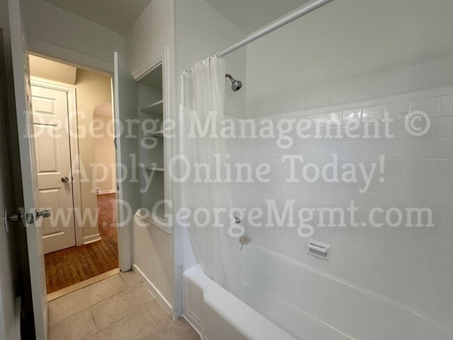 Building Photo - Gorgeous Spacious 4 Bedroom 1.5 Bath Singl...