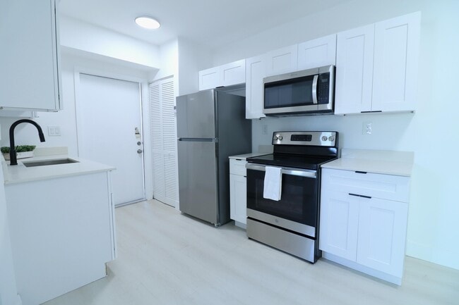 Building Photo - 1814 NW 2nd Ct