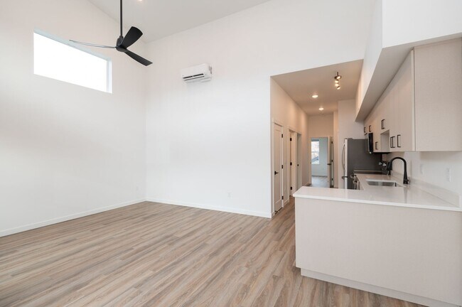 Building Photo - Colorado Apartment Unit 4