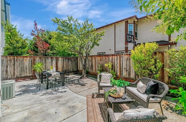 Building Photo - Newly Renovated 3 Bed / 3 Bath Home in Ardenwood – Top-Rated Schools!