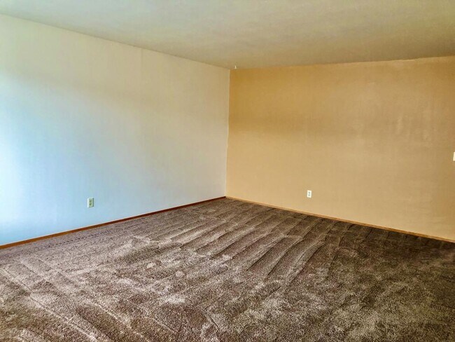 Building Photo - Laurel Apartments - 2 bedrooms
