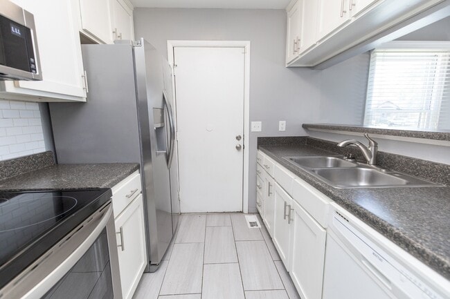 Building Photo - 857 Heritage Cir